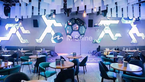 人形室內(nèi)LED顯示屏，啤酒俱樂部，廣州，中國